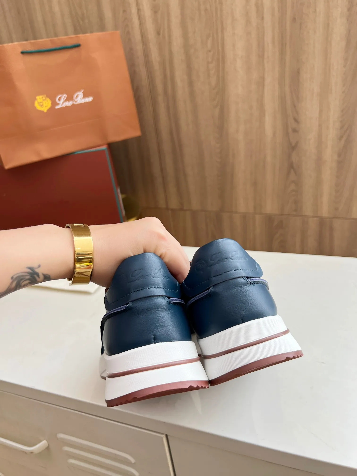 Men's Men's Shoes 💰620 👑Loro Piana* Purchase the original 1:1 copy. Founded the existing Loro Piana company on April 24, 1924. It is now the sixth generation of family business, providing high-quality products to customers who are discerning about taste and quality. Imported calfskin fabrics. The interior is made of imported A-grade water-dyed cow lining. 💝 Focus on top quality, pay for what you pay, and compare the inner details. Original authentic packaging. Code number: 39-45